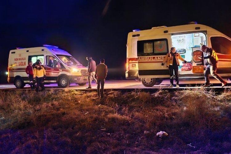 Aksaray'da otomobil şarampole u&ccedil;tu! &Ouml;len arkadaşının başında "Kime ne diyeyim" diye ağladı