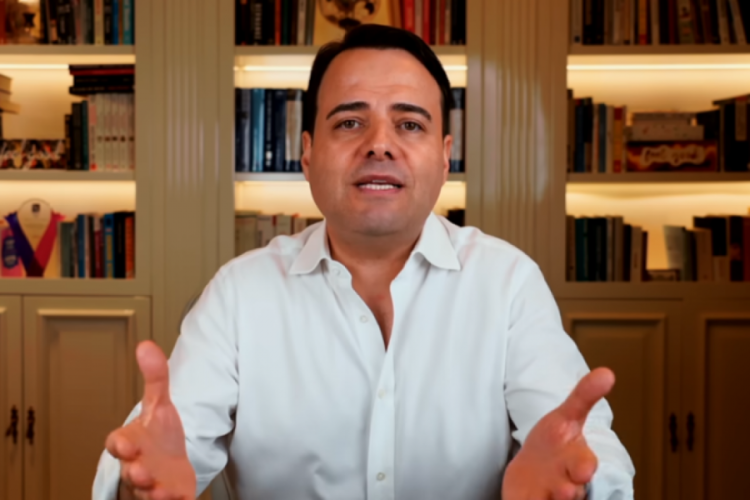 "Bu bir ihbardır" diyen &Ouml;zg&uuml;r Demirtaş dolandırıcılara karşı uyardı!