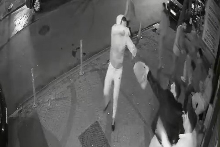 İstanbul'da tartıştığı kişilerin &uuml;zerine aracını s&uuml;rd&uuml;! O anlar kamerada