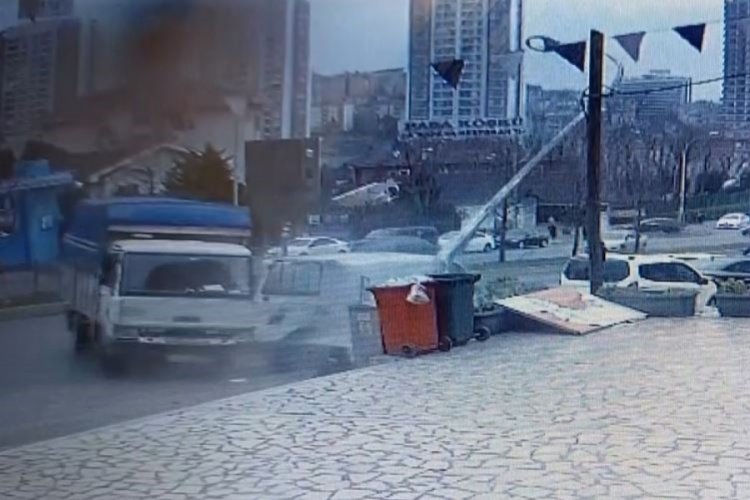 İstanbul'da bir kişinin yaralandığı kaza anı kamerada