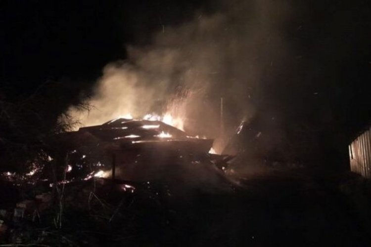 Kastamonu'da &ccedil;ıkan yangında bin 200 balya saman yandı