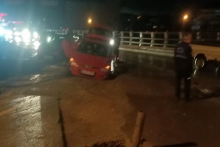 Kocaeli'de yol &ccedil;&ouml;kt&uuml;! Otomobil &ccedil;ukura d&uuml;şt&uuml;