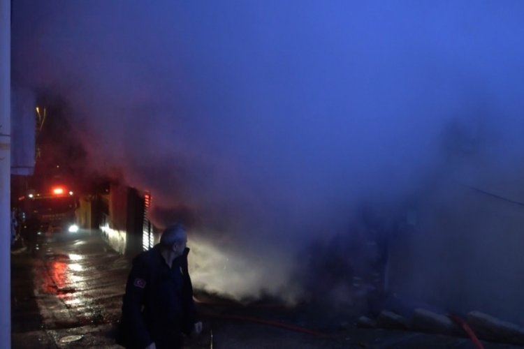 Bursa'da 4 katlı binanın bodrum katında &ccedil;ıkan yangın s&ouml;nd&uuml;r&uuml;ld&uuml;