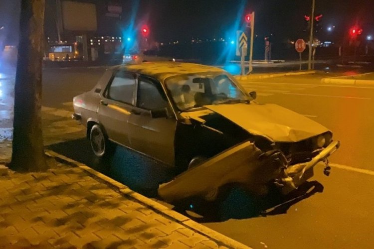 Halk otob&uuml;s&uuml; ile &ccedil;arpışan otomobilin s&uuml;r&uuml;c&uuml;s&uuml; yaralandı