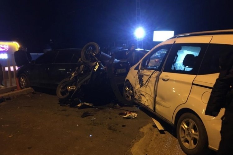 Adıyaman'da otomobil ile motosiklet &ccedil;arpıştı! 1'i ağır 2 yaralı