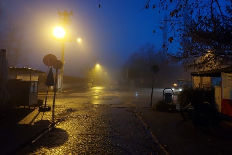 Bursa'da yoğun sis etkisini g&ouml;sterdi