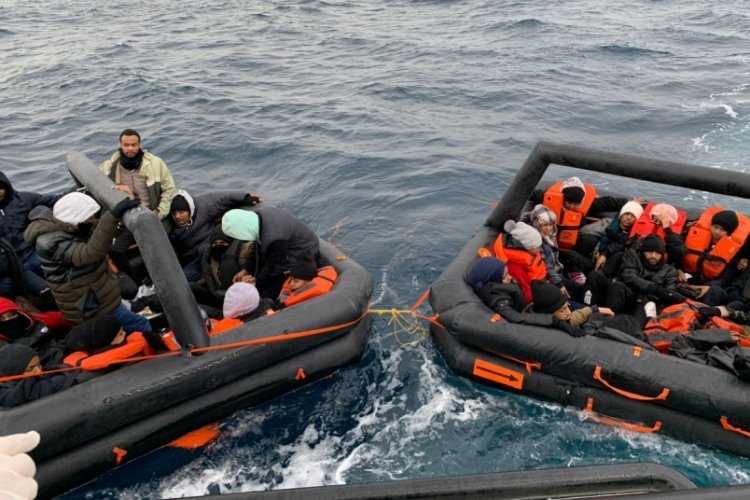 Balıkesir'in Ayvalık il&ccedil;esi a&ccedil;ıklarında 38 d&uuml;zensiz g&ouml;&ccedil;men kurtarıldı