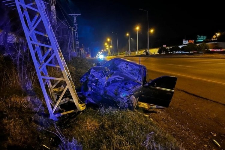 Samsun'da otomobil direğe &ccedil;arptı: 1 yaralı