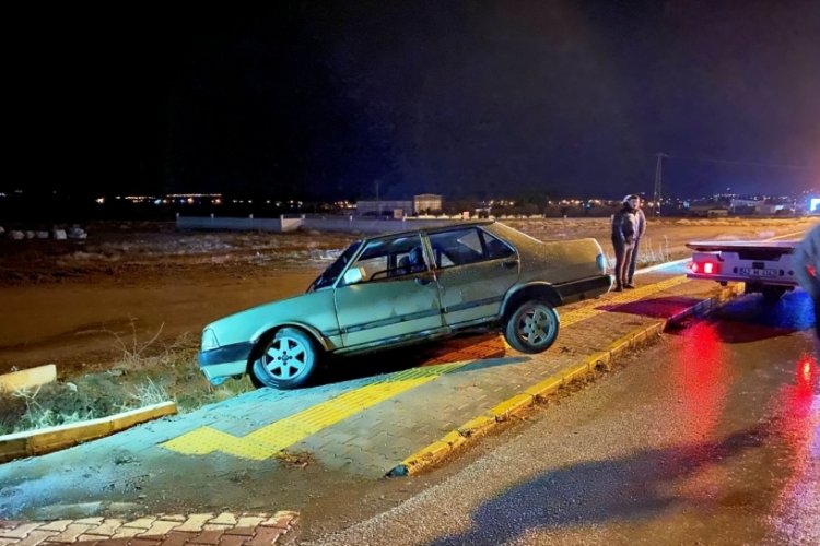 Alkoll&uuml; s&uuml;r&uuml;c&uuml;n&uuml;n kullandığı otomobil kaldırımda askıda kaldı
