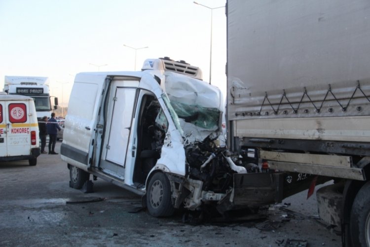 Minib&uuml;s park halindeki tıra ok gibi saplandı: 1 &ouml;l&uuml;, 1 yaralı