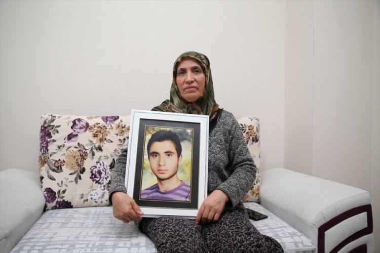 Diyarbakır'da ter&ouml;r&uuml;n hedefi olan evladının yasını tutuyor