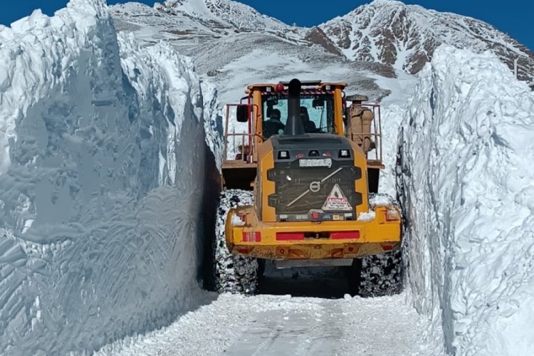 Hakkari'de 5 metre karla zorlu m&uuml;cadele