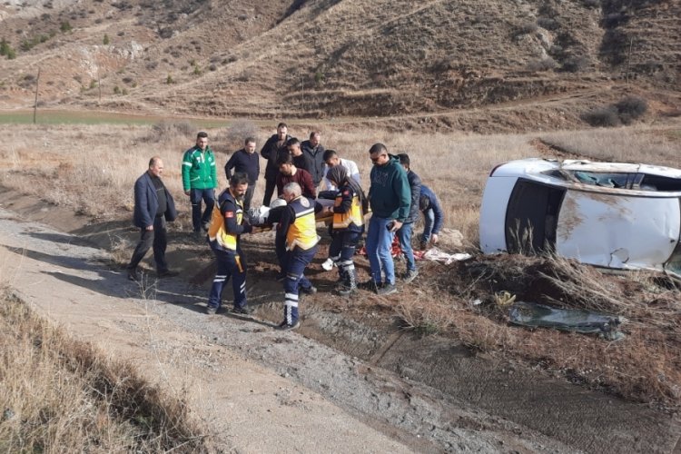 Sivas'ta virajı alamayan otomobil yan yattı: 2 yaralı