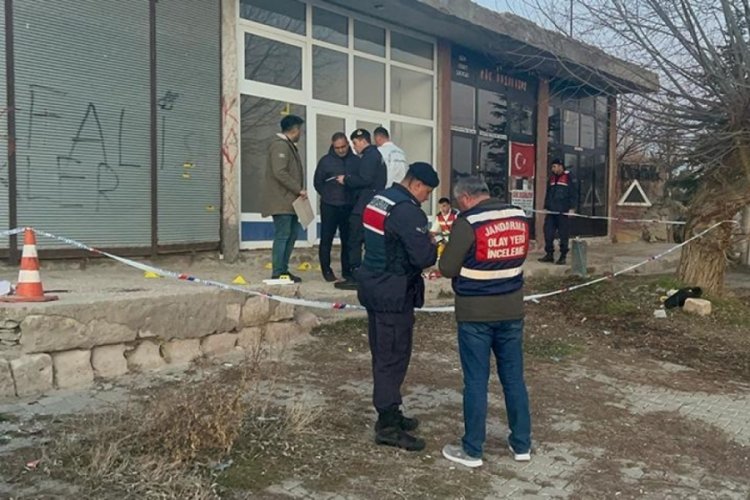 Yakınlarını &ouml;ld&uuml;reni av t&uuml;feğiyle vuran 2 kişi tutuklandı