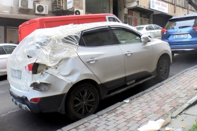 İstanbul'da 4'&uuml;nc&uuml; kattan otomobilin i&ccedil;ine d&uuml;şen iş&ccedil;i hastaneye kaldırıldı