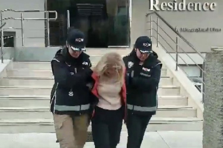 Interpol tarafından kırmızı b&uuml;ltenle aranıyordu, İzmir'de yakalandı
