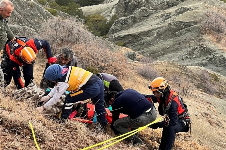 Sivas'ta dağda ayağı kırılan avcı kurtarıldı