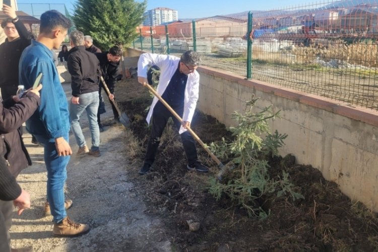 &Ccedil;orum'da lise &ouml;ğrencileri 12 şehit i&ccedil;in 12 fidan dikti