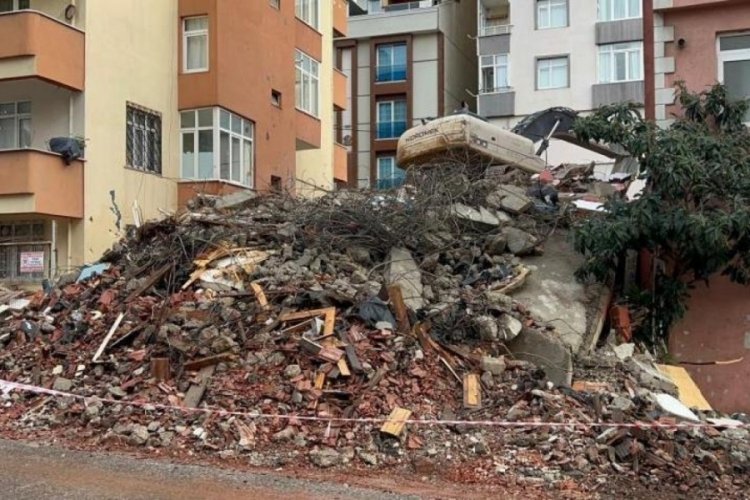 İstanbul'da korku dolu anlar! Bina yıkım esnasında &ccedil;&ouml;kt&uuml;