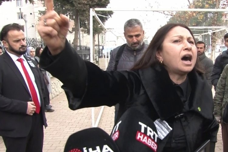 &Ccedil;ocuğunu enkazda kaybeden anne adliye &ouml;n&uuml;nde feryat etti