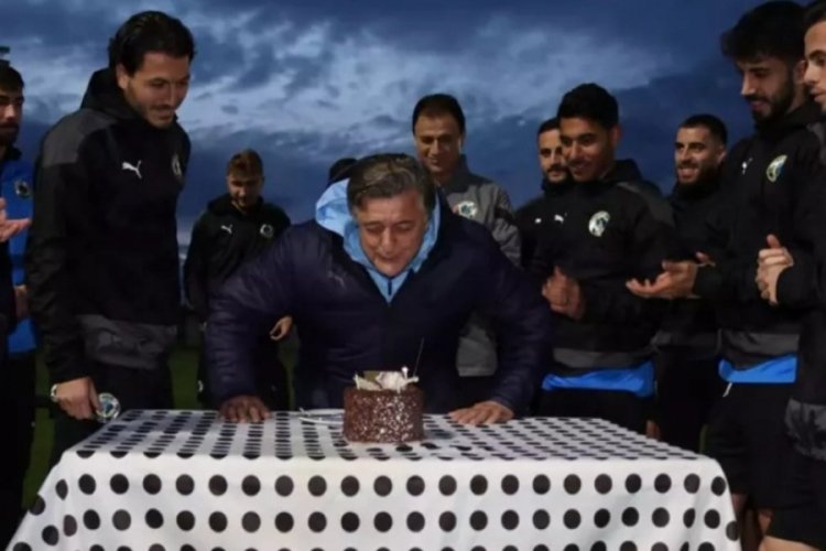 Yılmaz Vural'a espirili doğum g&uuml;n&uuml; kutlaması