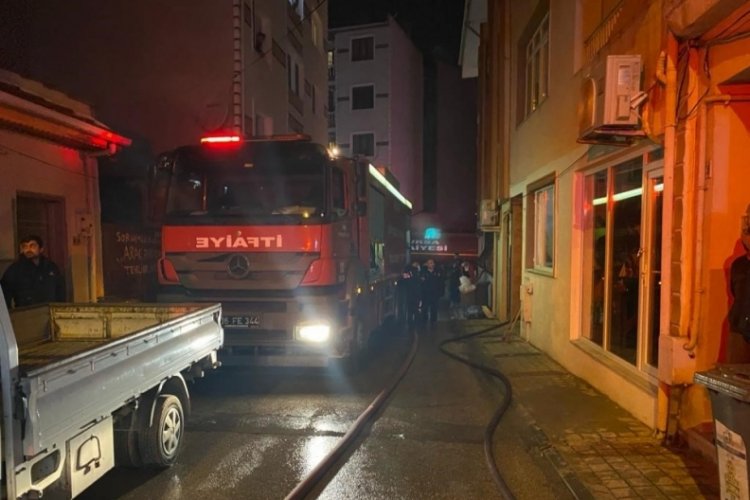 Bursa'da apartmanın &ccedil;atısı alev alev yandı