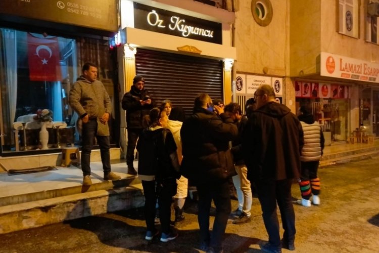 Bursa Orhangazi'de hareketli saatler! İddiaları duyan kuyumcunun &ouml;n&uuml;ne koştu