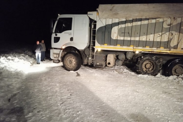 Van'da yoğun kar yağışı nedeniyle ara&ccedil;lar yolda kaldı!