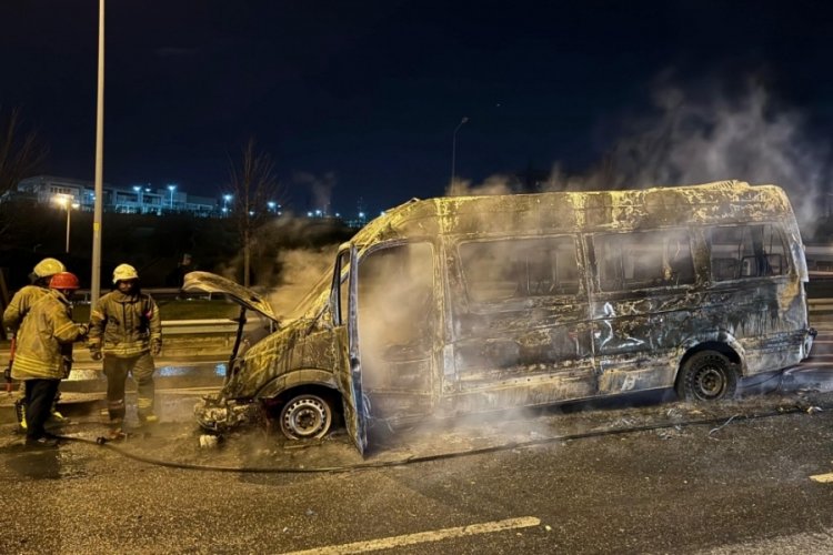 İstanbul'da servis minib&uuml;s&uuml; yanarak kullanılamaz hale geldi