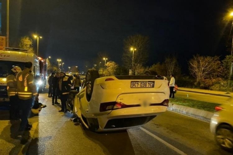 İstanbul'da virajı alamayan otomobil takla attı! 2 yaralı