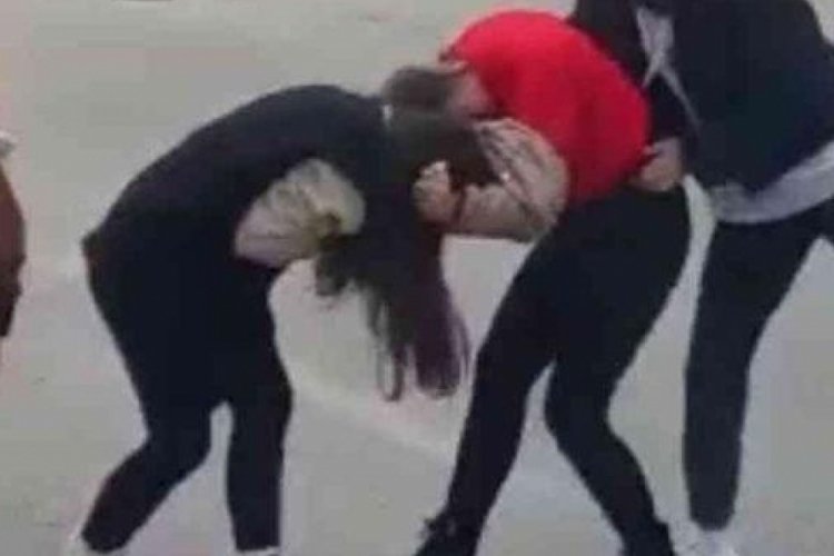 İzmir'de kız &ouml;ğrenciler kavga etti, arkadaşları izledi