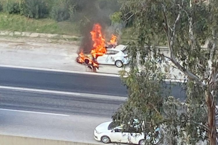 Adana'da seyir halinde alev alan ara&ccedil; k&uuml;le d&ouml;nd&uuml;
