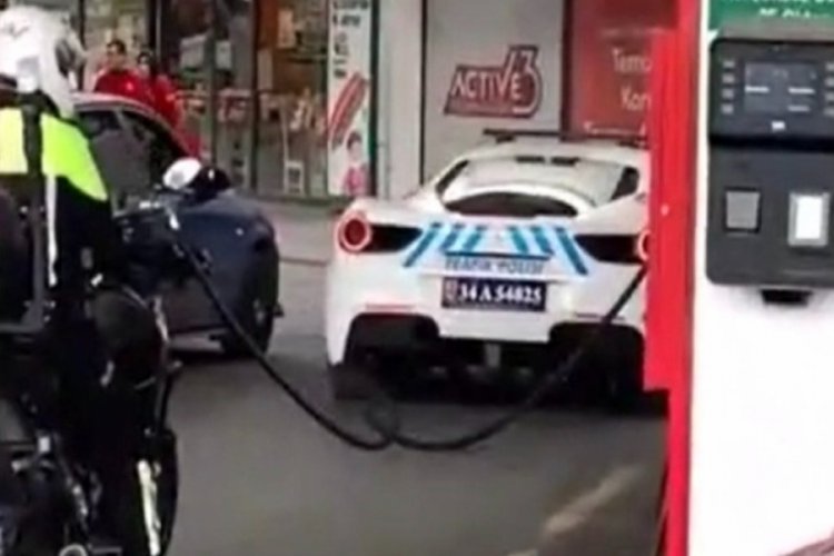 Ferrari marka l&uuml;ks polis aracı benzinlikte g&ouml;r&uuml;nt&uuml;lendi