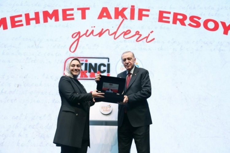 Bursalı Feyzanur &Ouml;z&ccedil;elik, Cumhurbaşkanı Erdoğan'dan &ouml;d&uuml;l aldı