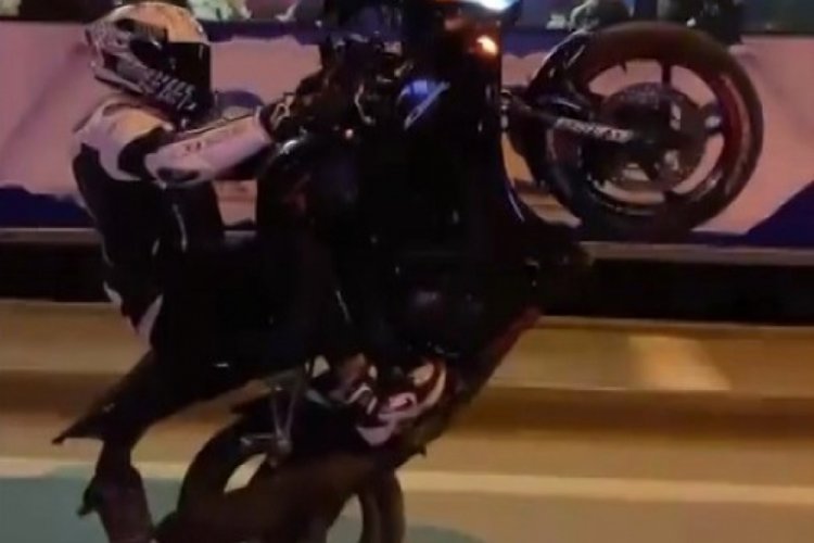 Yoğun trafikte motosikletin &ouml;n&uuml;n&uuml; kaldırarak akrobatik hareketler yaptı