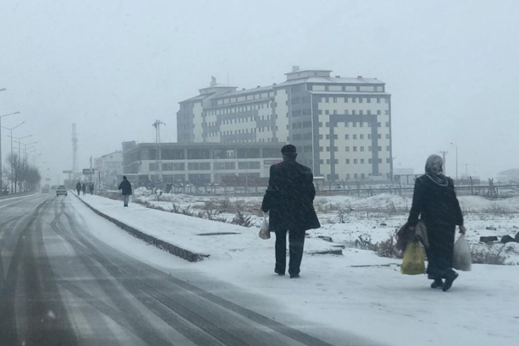 Doğu'da kar etkisini s&uuml;rd&uuml;r&uuml;yor