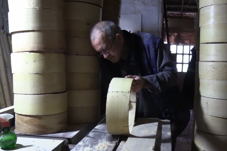 Bursalı Enver usta 60 yıldır mesleğini s&uuml;rd&uuml;r&uuml;yor
