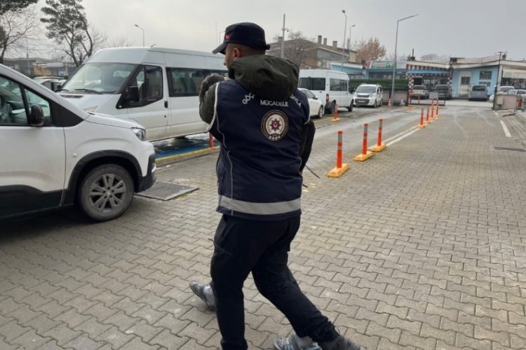 Erzincan'da g&uuml;mr&uuml;k m&uuml;h&uuml;rl&uuml; tırın dorsesinde 49 d&uuml;zensiz g&ouml;&ccedil;men yakalandı