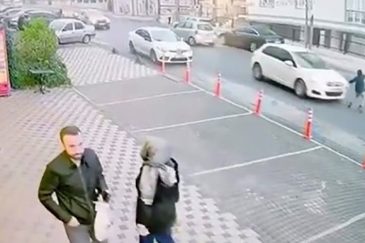 İstanbul'da feci kaza: Babasının g&ouml;z&uuml; &ouml;n&uuml;nde &ccedil;ocuğa araba &ccedil;arptı