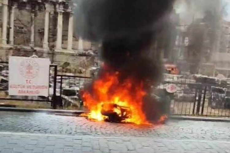 Devrilen motosiklet yandı, s&uuml;r&uuml;c&uuml; kazada yaralandı
