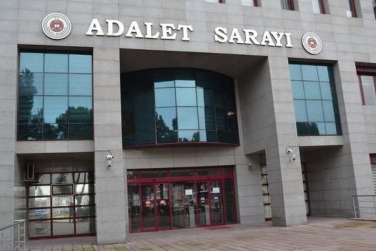 İstanbul'da &ccedil;aldıkları otomobilin lastiği patlayınca değiştirmeye &ccedil;alıştılar