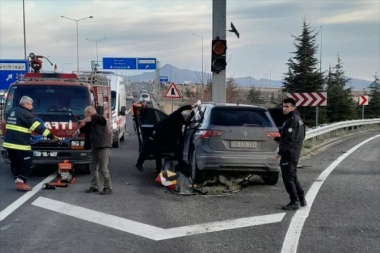 Eskişehir'de bariyerlere &ccedil;arpan s&uuml;r&uuml;c&uuml; hayatını kaybetti