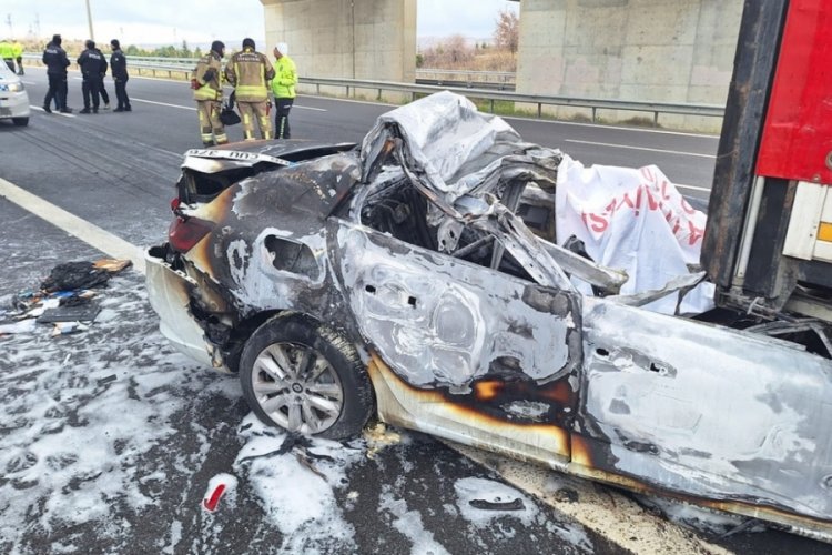 Ankara'da feci kaza! Tıra &ccedil;arpıp yanan otomobilin s&uuml;r&uuml;c&uuml;s&uuml; hayatını kaybetti