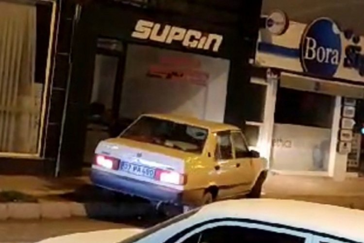 &Ccedil;orum'da kontrolden &ccedil;ıkan otomobil işyerine girdi