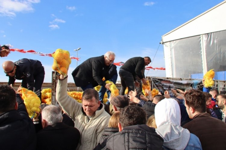 Kozan Belediyesi, İstanbul'da tonlarca narenciye dağıttı
