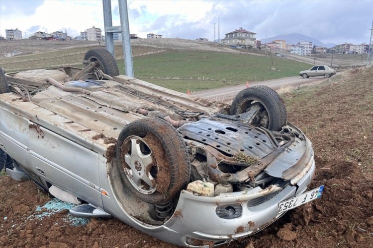 Adana'da otomobil devrildi!