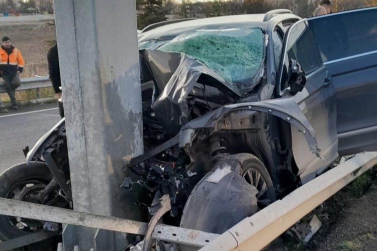 Eskişehir'de bariyer ve direğe &ccedil;arpan cipin s&uuml;r&uuml;c&uuml;s&uuml; &ouml;ld&uuml;