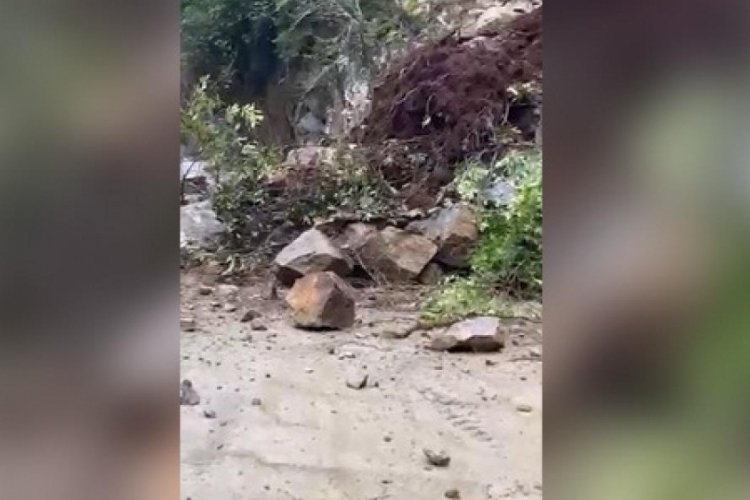 Rize'de heyelan: Yol kaya par&ccedil;alarıyla kaplandı