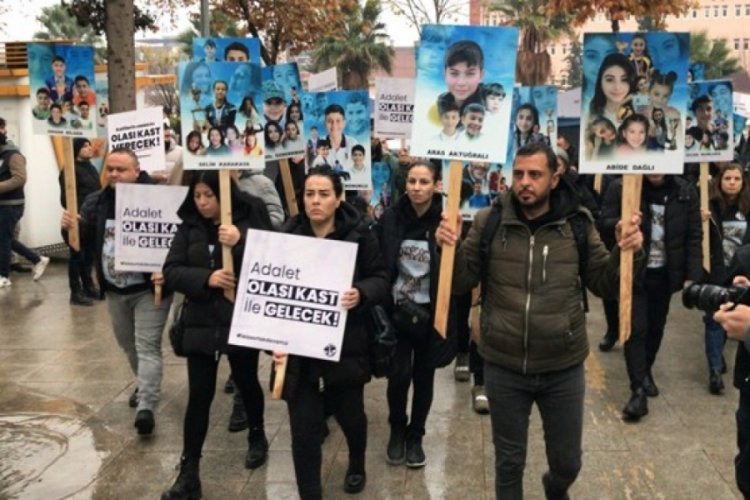 İsias Oteli davasında s&ouml;z sırası ailelerin: &Ccedil;ocuklarımız kum yığınının i&ccedil;ine g&ouml;m&uuml;ld&uuml;ler