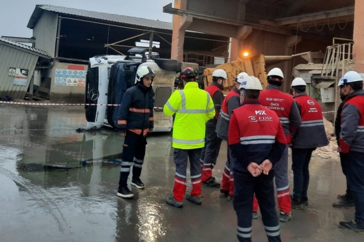 Mardin'de hafriyat kamyonu devrildi: 2 yaralı
